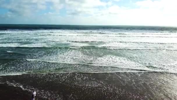 Amantes Dançando Praia Bethells Praia Nova Zelândia — Vídeo de Stock