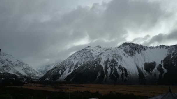 ニュージーランドのクック山の曇りの朝のタイムラプス — ストック動画