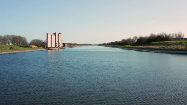 Aérea Las Esclusas Del Canal Través Walcheren Cerca Ciudad Histórica — Vídeo de stock