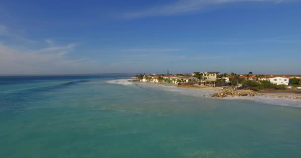 Bonaire Sahilinde Bir Kasırgadan Sonra Büyük Dalgalar Evlere Zarar Veriyor — Stok video