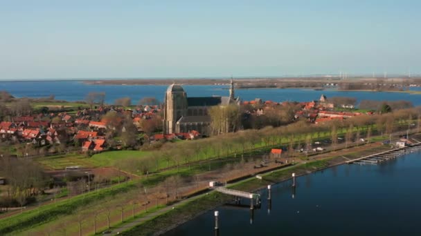 古い港や教会のあるヴェレの歴史的な町 春の日 — ストック動画