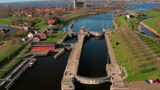 Aérea Las Esclusas Del Canal Través Walcheren Cerca Ciudad Histórica — Vídeo de stock