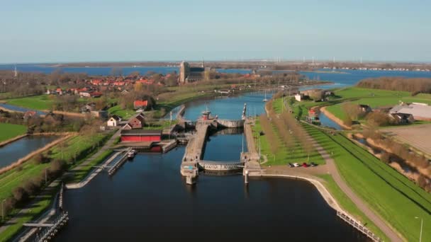 穿过沃尔什伦的运河锁 靠近历史名城Veere — 图库视频影像