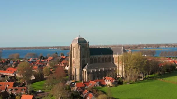 古い港や教会のあるヴェレの歴史的な町 春の日 — ストック動画