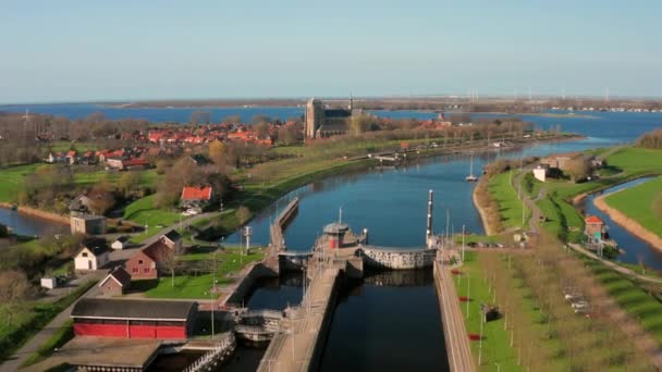 歴史的な町ヴェレの近くにあるWalcherenを通る運河のロック — ストック動画