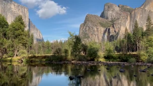 Arkasında Gökkuşağı Şelalesi Olan Yosemite Vadisi — Stok video