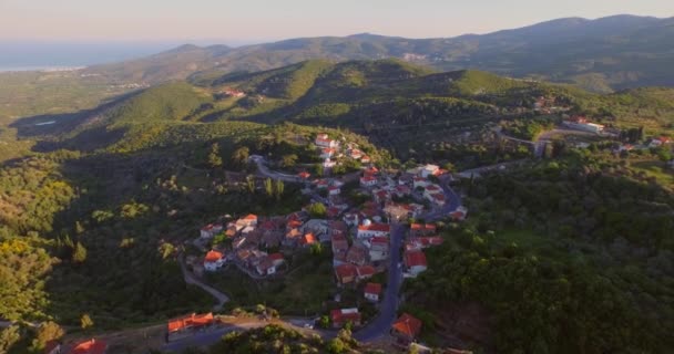 Aérea Pequeño Pueblo Las Montañas Samos Grecia — Vídeo de stock