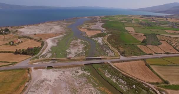 Aérien Delta Fluvial Traversé Par Une Route Pont Quelques Bâtiments — Video