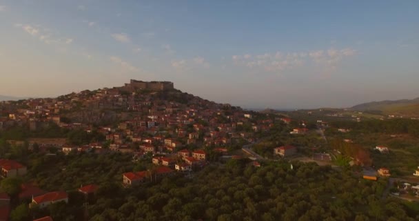 Aérea Ciudad Molyvos Isla Lesbos Durante Puesta Del Sol — Vídeo de stock