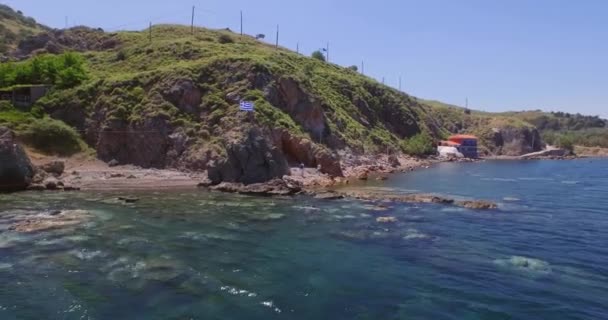 Aérea Una Bandera Griega Sobre Una Roca Ondeando Viento Isla — Vídeos de Stock