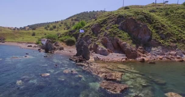 Aerial Bandeira Grega Sobre Uma Rocha Que Agita Vento Ilha — Vídeo de Stock