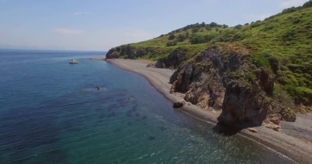 Aérien Une Plage Tranquille Avec Bateau Pêche Lesbos Près Turquie — Video
