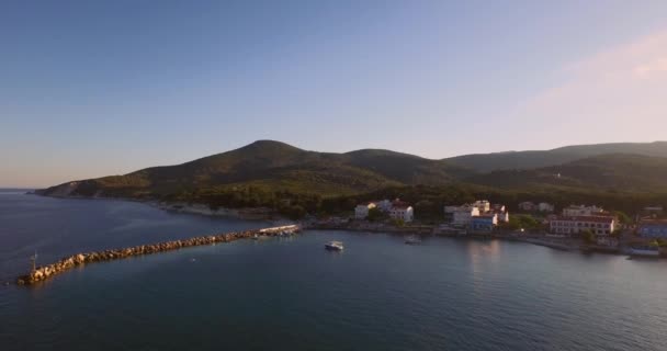 Aérien Petite Ville Pêcheurs Avec Drapeau Grec Sur Île Samos — Video