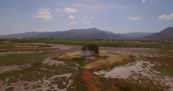 Aérien Delta Fluvial Traversé Par Une Route Pont Quelques Bâtiments — Video