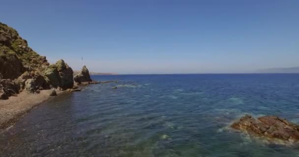 Aérien Drapeau Grec Sur Rocher Agitant Vent Sur Île Lesbos — Video