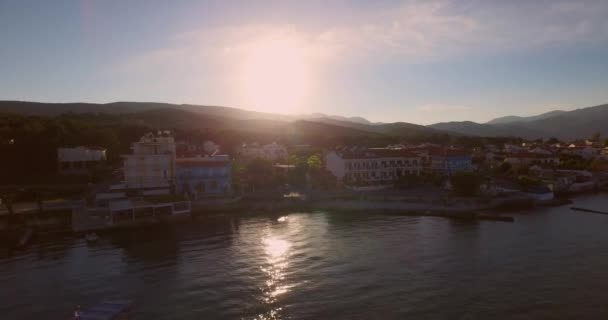 Aviação Pequena Cidade Piscatória Com Bandeira Grega Ilha Samos Grécia — Vídeo de Stock