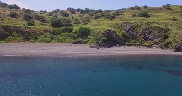 Hava Türkiye Yakınlarındaki Lesbos Balıkçı Teknesi Olan Sakin Bir Sahil — Stok video