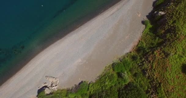 トルコの近く レスボス島に漁船がある静かなビーチ — ストック動画
