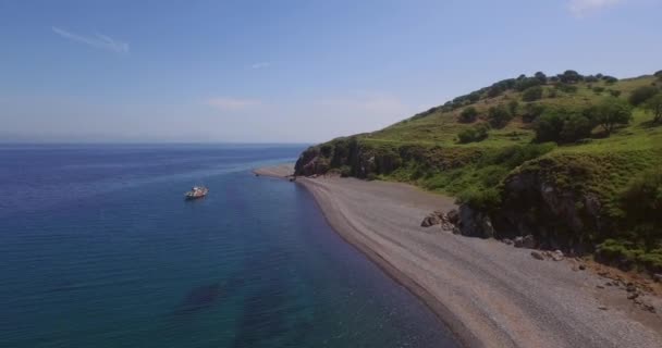 Aérea Una Playa Tranquila Con Barco Pesca Lesbos Cerca Turquía — Vídeos de Stock