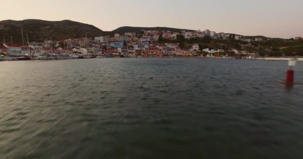 Aérien Petite Ville Pêcheurs Avec Drapeau Grec Sur Île Samos — Video