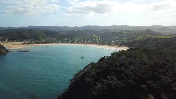 Plano Aéreo Mirando Desde Océano Bahía Matapouri Playa — Vídeos de Stock