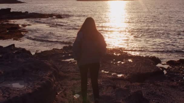 Hipster Flicka Promenader Slowmotion Till Havet Vid Solnedgången — Stockvideo