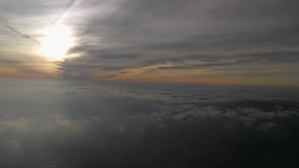 飛行機から撮影された日没時の曇り空の美しい空撮 — ストック動画