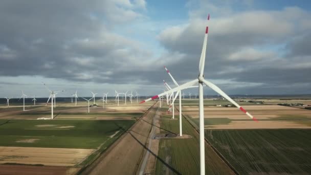 Drönaren Går Framåt Flygfoto Rad Vindkraftverk Knivarna Snurrar Vindpark Schleswig — Stockvideo