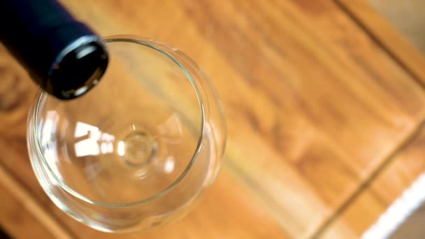 来自加州葡萄园的红酒 倒入玻璃杯 木料背景 — 图库视频影像
