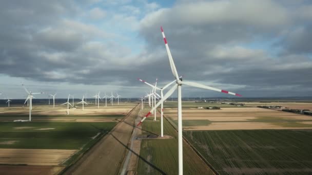 Vista Aérea Una Fila Molinos Viento Las Cuchillas Están Girando — Vídeos de Stock