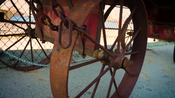Ancienne Roue Rouillée Vintage Chariot Été Attaché Dans Mur Métal — Video