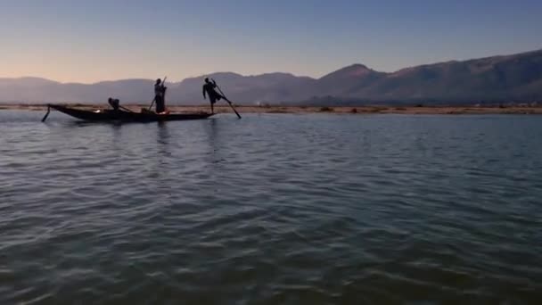 Imbarcazione Motore Nel Lago Inle Sulle Colline Shan Del Myanmar — Video Stock