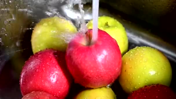 Manzana Lava Con Vapor Del Agua — Vídeo de stock