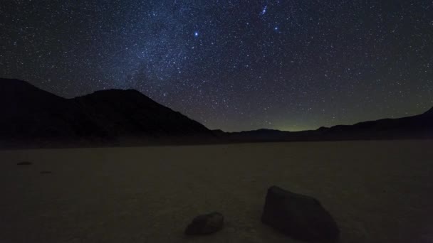 银河道在赛马场平原上移动的岩石上倾斜的夜间移动时间 — 图库视频影像