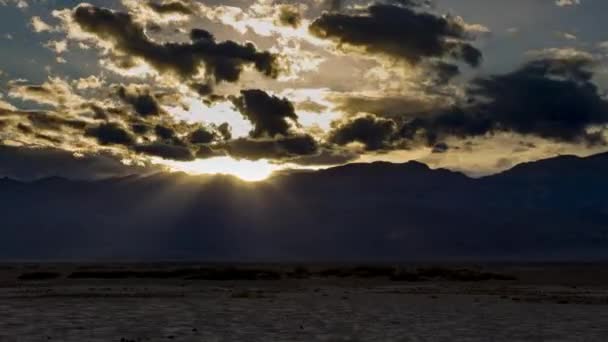 Caducidad Temporal Estacionaria Del Movimiento Nubes Atardecer Sobre Valle Montañas — Vídeo de stock