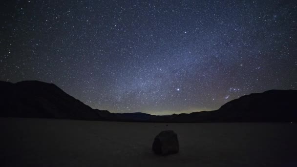 Caducidad Estacionaria Vía Láctea Estrellas Sobre Una Roca Movimiento Hipódromo — Vídeos de Stock