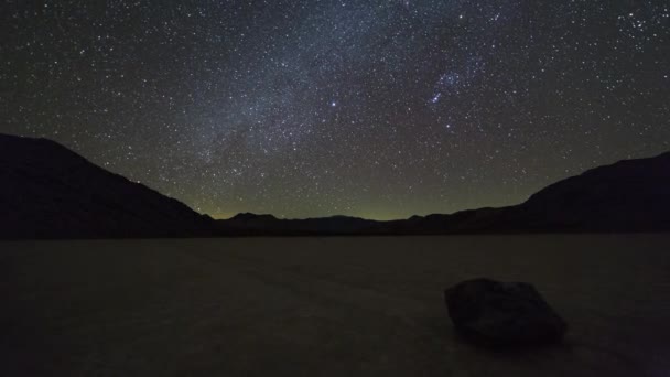 Bewegungszeitraffer Der Milchstraße Und Des Nachthimmels Über Einem Beweglichen Felsen — Stockvideo