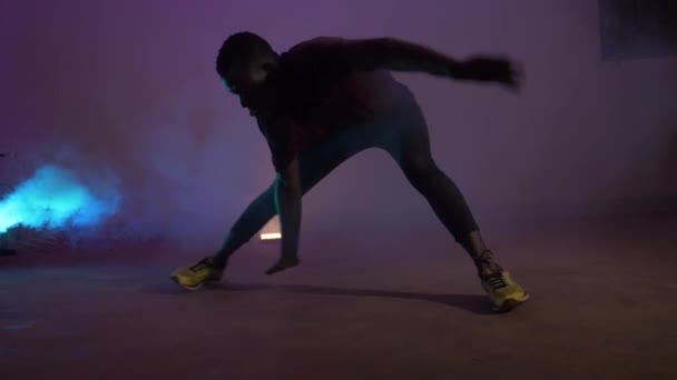 Zpomalený Záběr Africké Mládeže Dělá Přestávku Tanec Točí Zádech Barevném — Stock video