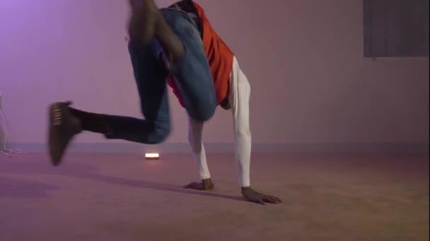 Slow Motion Shot Van Afrikaanse Jeugd Een Rood Shirt Draaien — Stockvideo