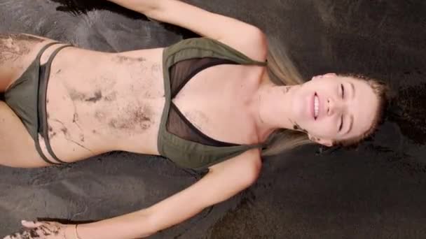 Cámara Lenta Modelo Bikini Playa Que Deja Llevar Por Una — Vídeos de Stock
