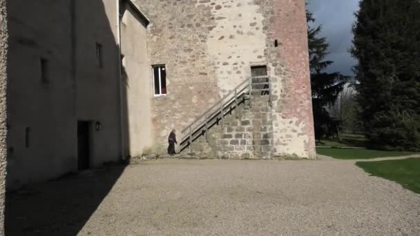 Drum Castle Vroege Lente Ochtend Dame Klimt Stappen Naar Toren — Stockvideo