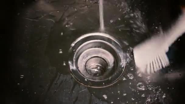 Mutfak Lavabosunu Suyla Fırçalayarak Yıkıyorum — Stok video