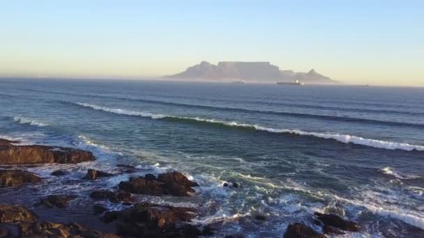 Luftaufnahme Des Sonnenuntergangs Strand Von Kapstadt Mit Tafelberg Hintergrund — Stockvideo