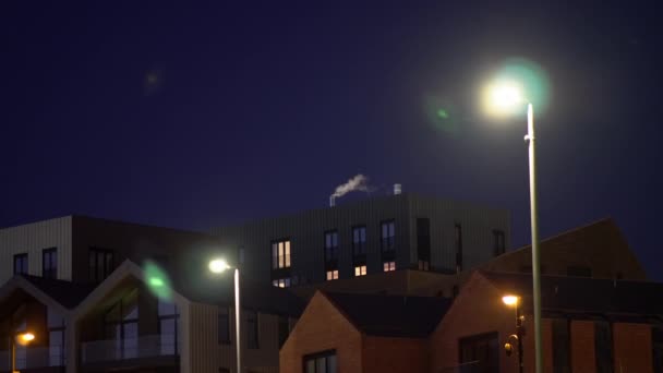 煙が煙突から出てくる夜の都市建築 ロンドン英国 — ストック動画