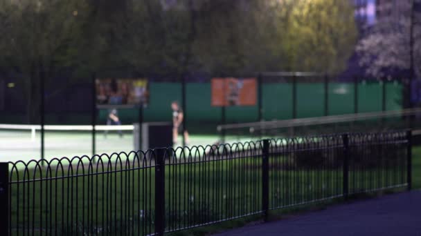 Люди Играющие Теннис Вдали Ночь Парке Кинг Джордж Лондон Великобритания — стоковое видео