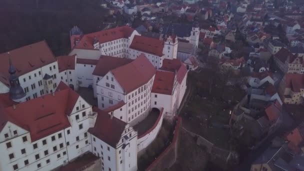 一座中世纪的德国古城上一座小山的空中俯瞰 — 图库视频影像