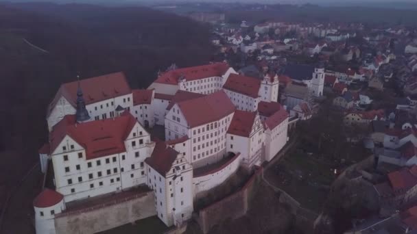 Luchtfoto Van Een Kasteel Een Heuvel Een Oude Middeleeuwse Duitse — Stockvideo