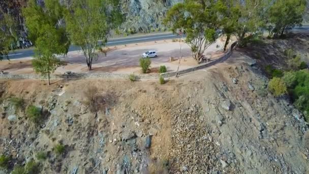 Coche Aparcado Lado Una Carretera Sinuosa Las Montañas Sudáfrica Aérea — Vídeos de Stock