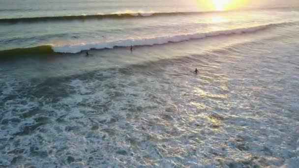Luchtmensen Surfen Tijdens Zonsondergang Gouden Uur Het Strand Van Kaapstad — Stockvideo