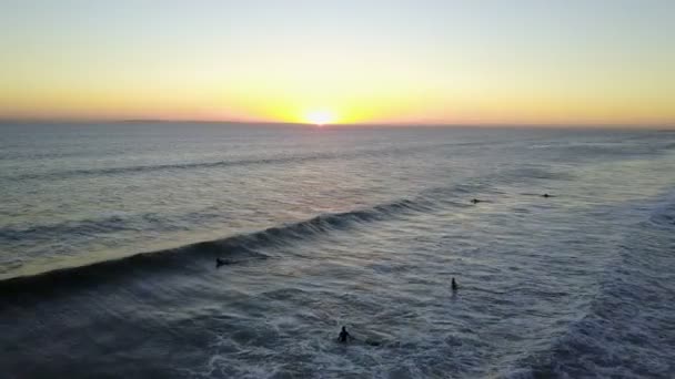 Personnes Aériennes Surfant Pendant Heure Dorée Coucher Soleil Sur Plage — Video